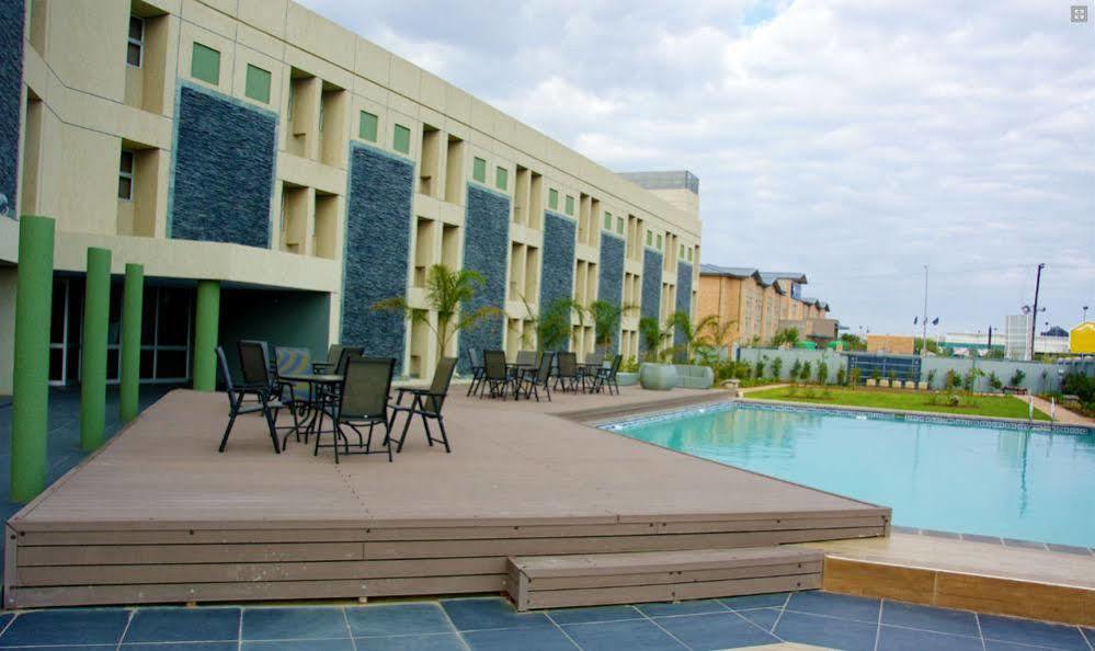 Aquarian Tide Hotel Gaborone Bagian luar foto